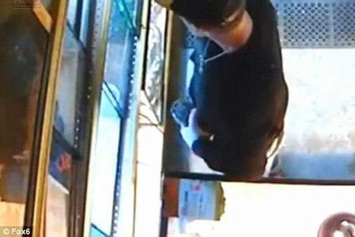 ___4552482___https:______static.pulse.com.gh___webservice___escenic___binary___4552482___2016___1___13___9___3011200200000578-0-image-m-33_1452558985737