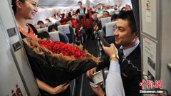 Flight attendant proposes to girlfriend mid-air on Valentine's Day