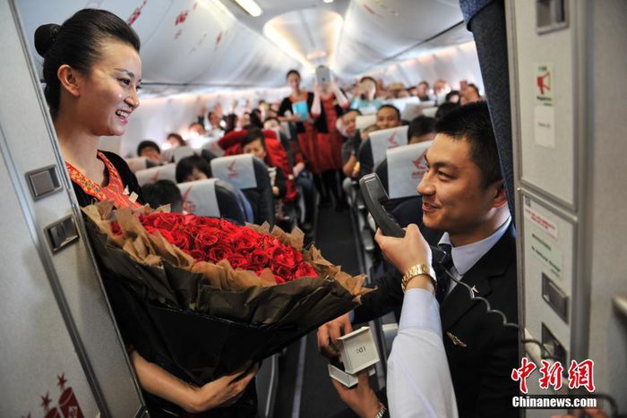 Flight attendant proposes to girlfriend mid-air on Valentine's Day