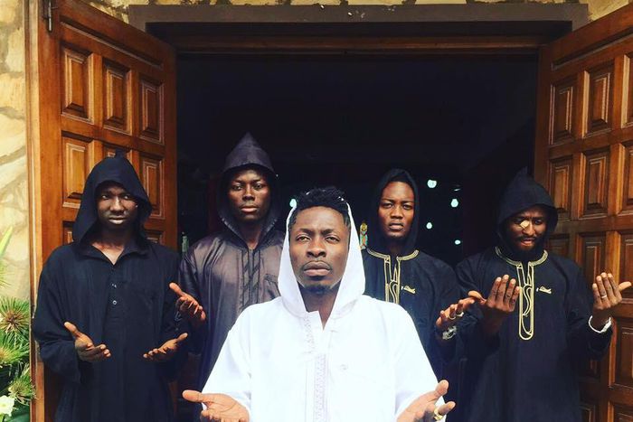 Shatta Wale leads his men to pray