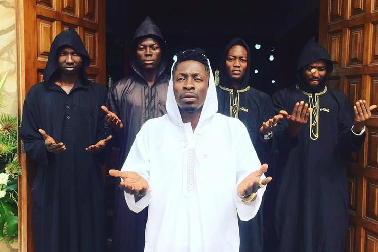 Shatta Wale leads his men to pray