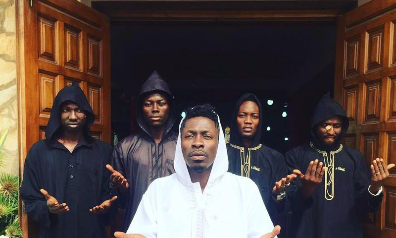 Shatta Wale leads his men to pray