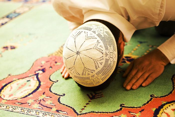 An Islam offering prayer to Allah