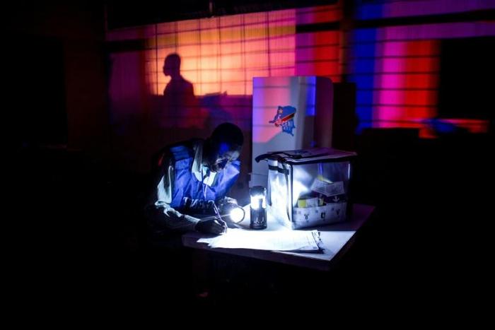 An electoral agent closes a voting station ahead of counting the ballots after the Democratic Republic of the Congo's Presidential elections on December 30, 2018 in Kinshasa