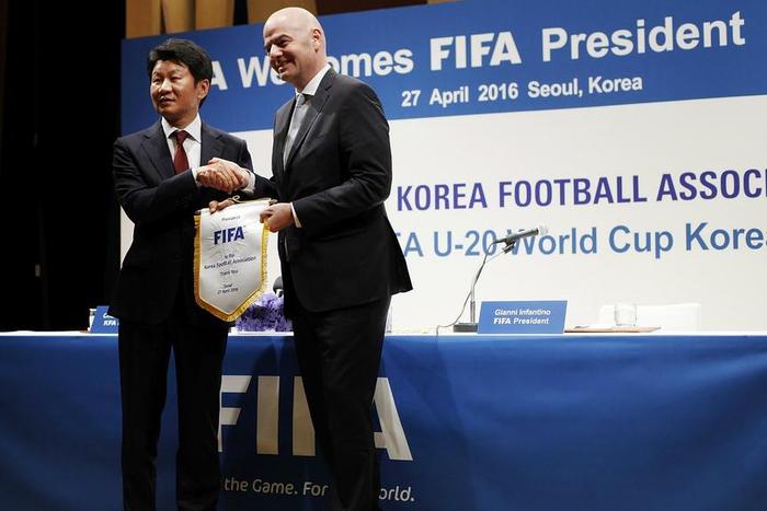 ___4968164___https:______static.pulse.com.gh___webservice___escenic___binary___4968164___2016___4___27___21___gianni-infantino-chung-mong-gyu-cropped_mrp17y7cxfta1b20vsgmpctaq_2