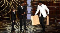 Ghanaian actor uses step stool to present Oscar award