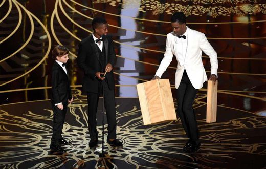 Ghanaian actor uses step stool to present Oscar award