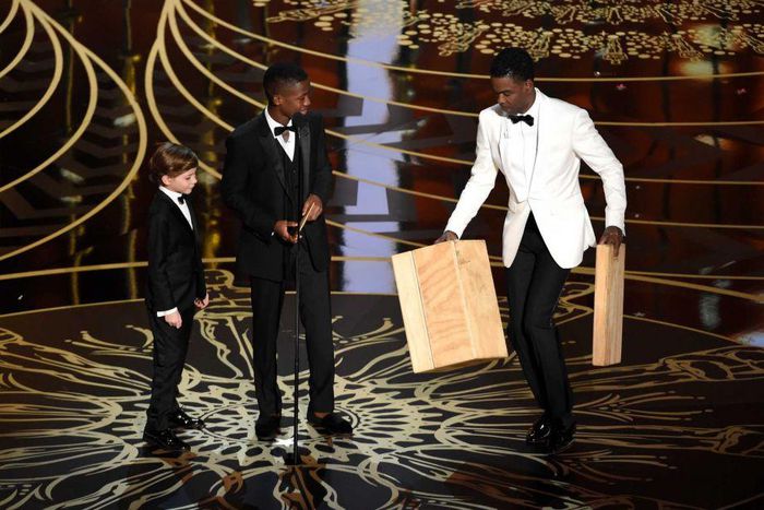 Ghanaian actor uses step stool to present Oscar award