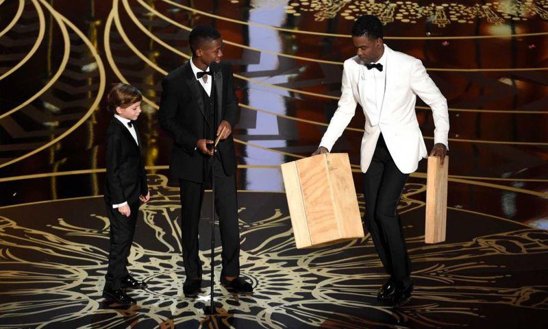 Ghanaian actor uses step stool to present Oscar award