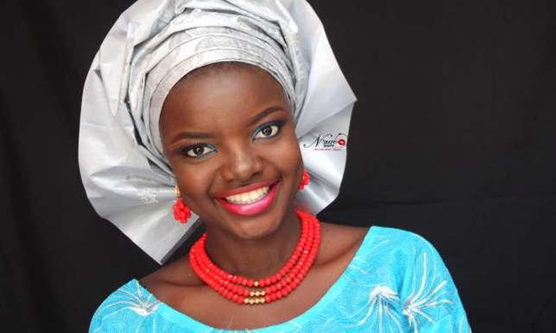 Beauty blogger and makeup artist Yemisi Seriki wearing her pleated gele fab