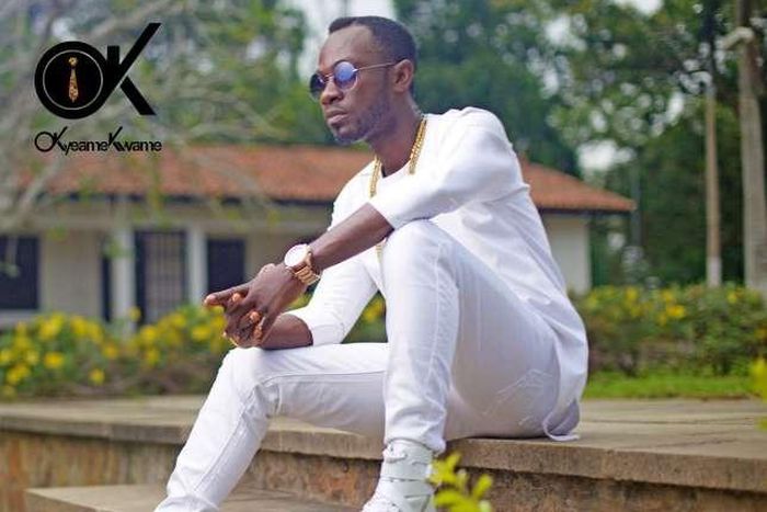 Okyeame Kwame looking dapper in white