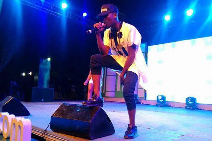 Mr Eazi performing