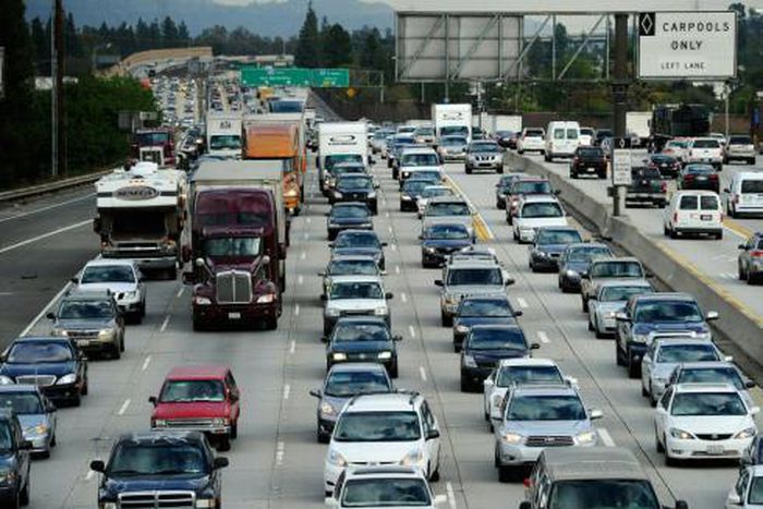 Reverend conducts funeral ceremony in traffic