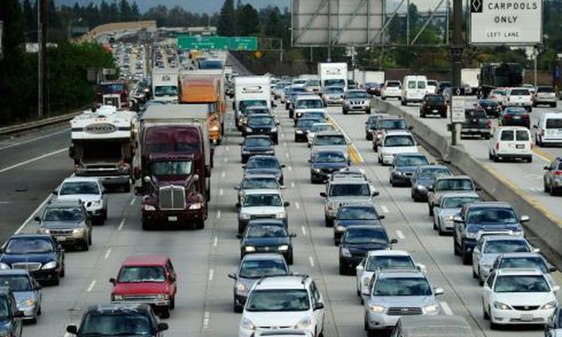 Reverend conducts funeral ceremony in traffic