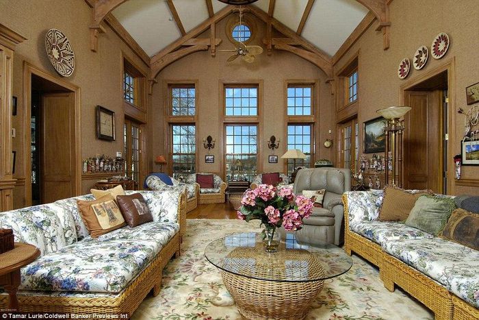 ___4570862___https:______static.pulse.com.gh___webservice___escenic___binary___4570862___2016___1___18___11___26AF041700000578-2996386-Ivana_Trump_refurbished_the_home_in_the_1980s_with_the_same_mate-a-8_1426543399671