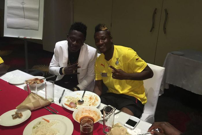 Shatta Wale poses with Asamoah Gyan [right]