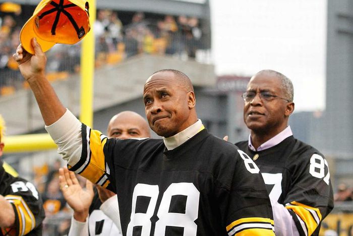 ___4619487___https:______static.pulse.com.gh___webservice___escenic___binary___4619487___2016___1___29___0___lynn-swann-and-the-1974-steelers_kuoihsmq40x310hwv588xmcx0_2