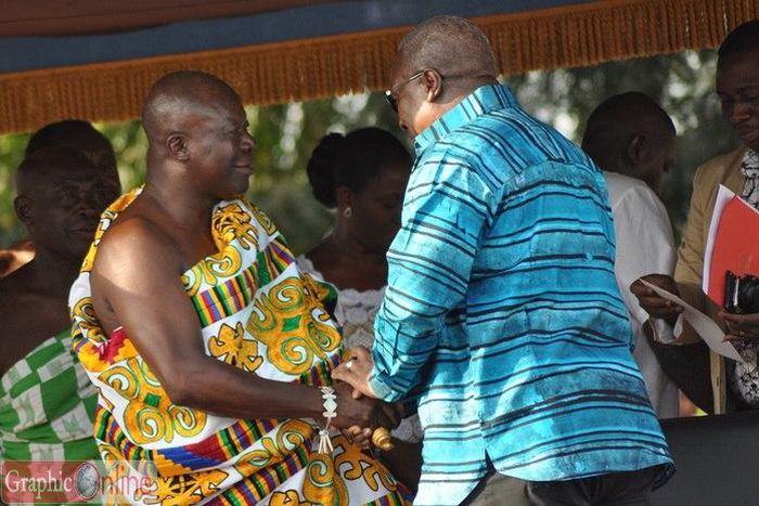 ___4776065___https:______static.pulse.com.gh___webservice___escenic___binary___4776065___2016___3___8___12___President-exchanges-Pleasantries--with-the-Asantehene