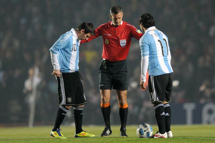 ___4869767___https:______static.pulse.com.gh___webservice___escenic___binary___4869767___2016___4___1___16___messi-tevez-cropped_a5ng5mg96npu17su5nht0bmm0