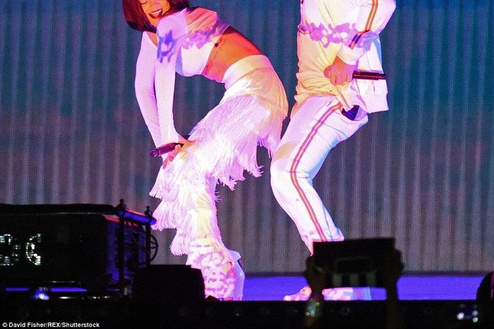 Rihanna's live performance of 'Work' featuring Drake at the 2016 Brits Awards