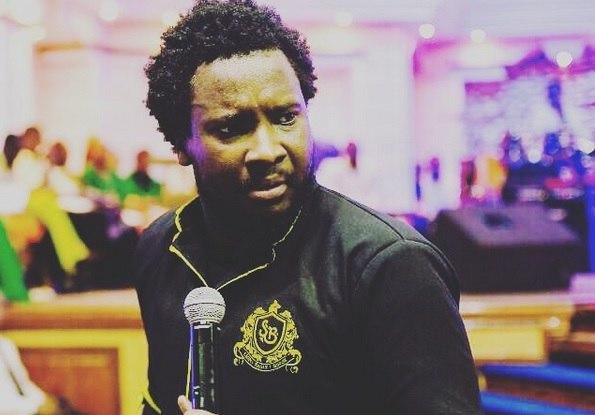 Sonnie Badu with a microphone