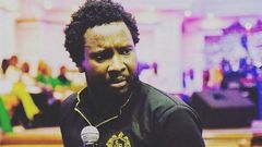 Sonnie Badu with a microphone