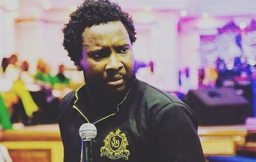 Sonnie Badu with a microphone
