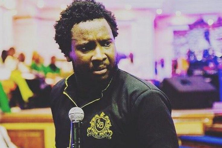 Sonnie Badu with a microphone