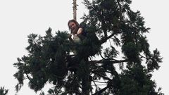 Man goes viral after staying in tree for 25 hours