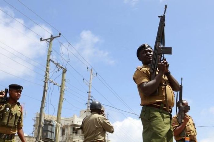 Police hold their positions outside the Masjid Mussa mosque as they attempt to suppress demonstrators reacting to the killing of an Islamic cleric at Kenya's coastal city of Mombasa October 4, 2013. REUTERS/Joseph Okanga