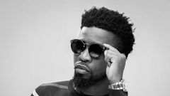Bisa Kdei in spectacles