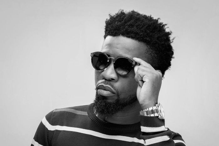 Bisa Kdei in spectacles