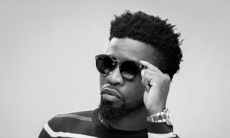 Bisa Kdei in spectacles