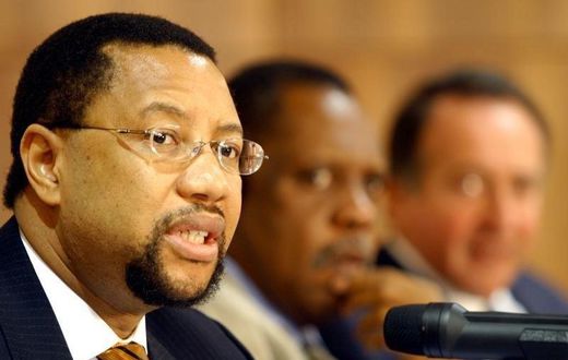 Phuthuma Nhleko (L), CEO of MTN group, addresses a news conference in a file photo. REUTERS/Aladin Abdel Naby