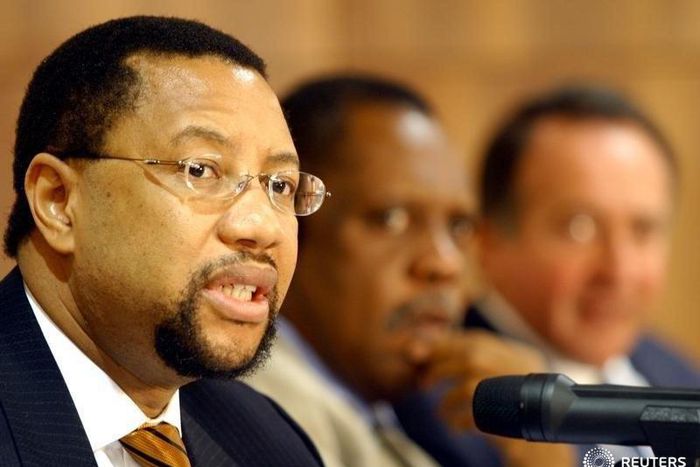 Phuthuma Nhleko (L), CEO of MTN group, addresses a news conference in a file photo. REUTERS/Aladin Abdel Naby