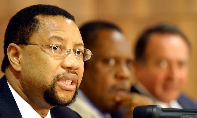 Phuthuma Nhleko (L), CEO of MTN group, addresses a news conference in a file photo. REUTERS/Aladin Abdel Naby