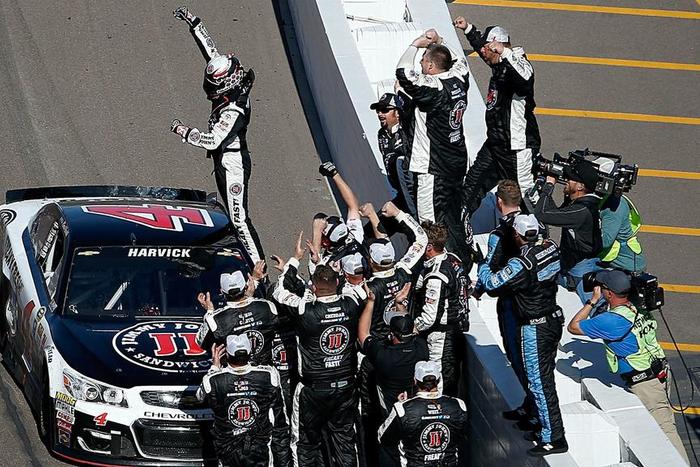 ___4798112___https:______static.pulse.com.gh___webservice___escenic___binary___4798112___2016___3___14___7___kevin-harvick-win-at-phoenix_13ga10f3wboqz1ounm1lobcham