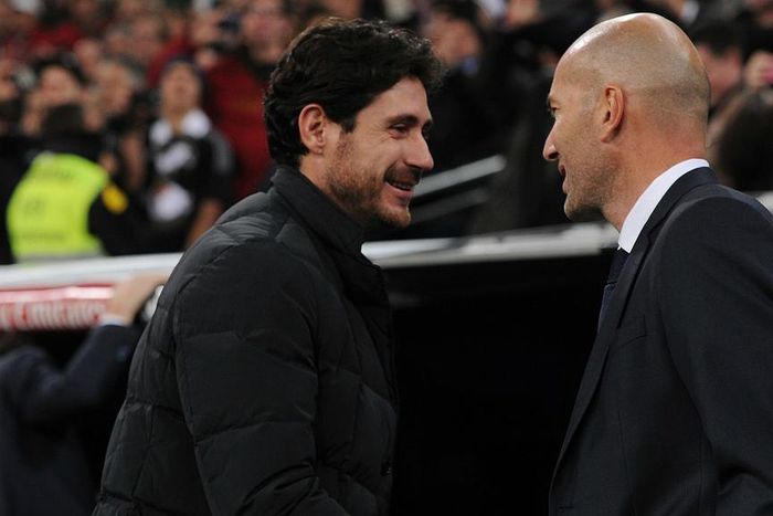 ___4614883___https:______static.pulse.com.gh___webservice___escenic___binary___4614883___2016___1___28___0___victor-sanchez-zinedine-zidane-cropped_1gab7tjk6au901rpqm3j3u5qls_2