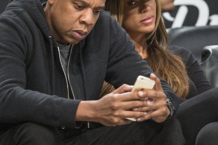 Beyonce Pictured Peeping Into Husband Jay-Z's Phone During Basket Ball Game