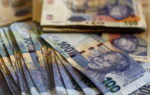 South African bank notes featuring an image of former South African President Nelson Mandela are displayed at an office in Johannesburg January 17, 2013.    REUTERS/Siphiwe Sibeko