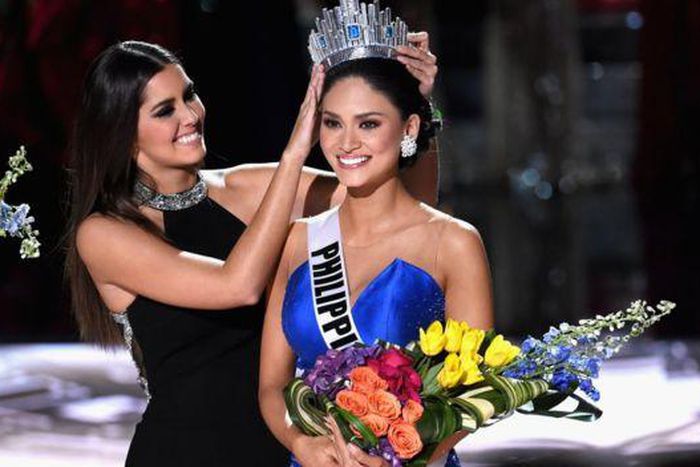 The Filipina beauty queen was then crowned Miss Universe 2015