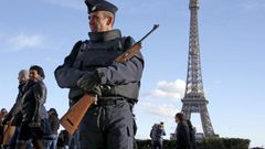 Paris bar reopens three weeks after attacks