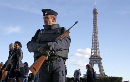 Paris bar reopens three weeks after attacks