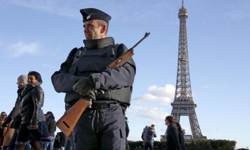 Paris bar reopens three weeks after attacks
