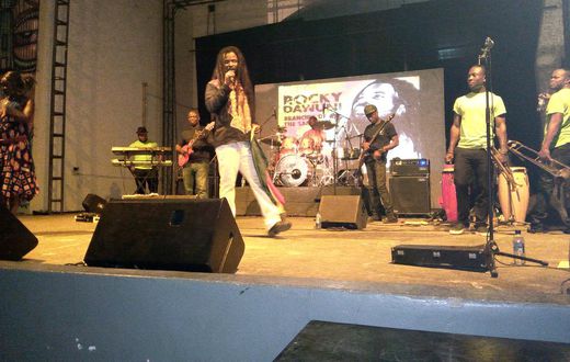 Rocky Dawuni on stage