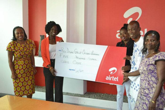 Lucy Quist, Airtel Ghana’s Managing Director (2 from left) making a presentation to Rev. Divine Galley (2 from right). With them are Tina Muparadzi (left), HR Director-Airtel