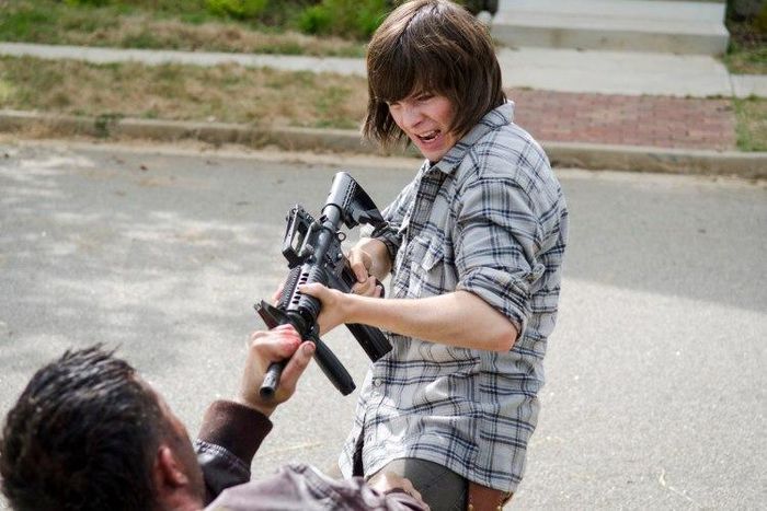 ___4378010___https:______static.pulse.com.gh___webservice___escenic___binary___4378010___2015___11___20___11___Carl-Shoots-a-Wolf-in-The-Walking-Dead-Season-6-Episode-2-750x522-1446839007