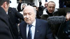 FIFA President Sepp Blatter is surrounded by media as he arrives for a news conference in Zurich, Switzerland, December 21, 2015. REUTERS/Arnd Wiegmann