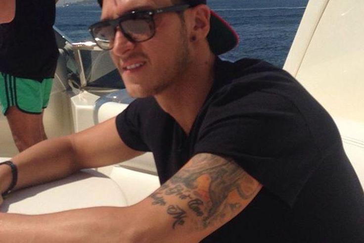 Mesut Ozil enjoys short break on yacht 