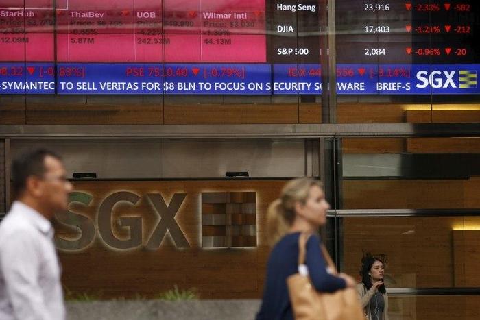 Asia stocks rise on China surge, oil plunges to 11-year low